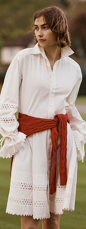 Full length photo of woman